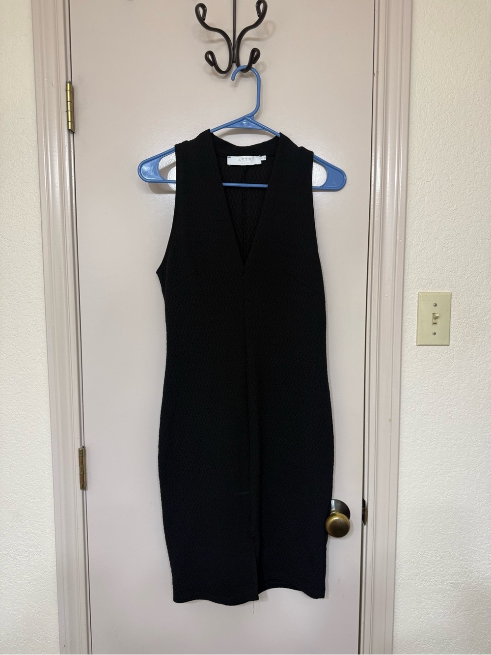 Astr Black Sleeveless V-Neck Midi Dress